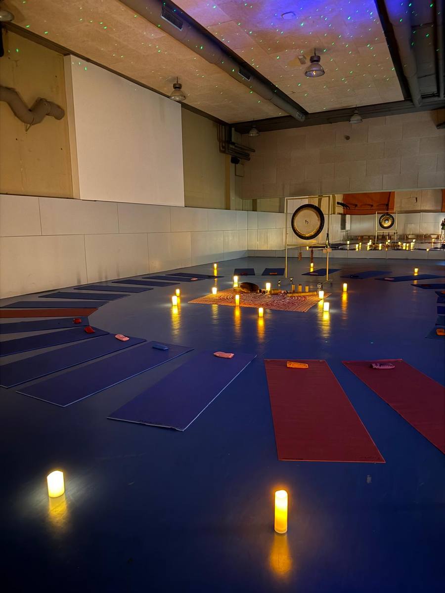 Gong sound bath session with candles — Práctica Vibracional