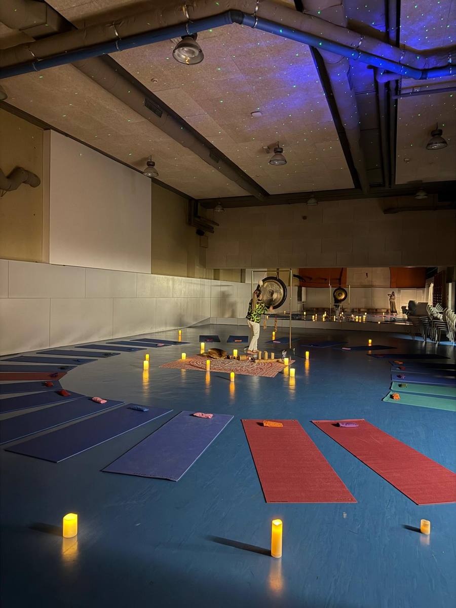 Gong sound bath session with candles — Práctica Vibracional