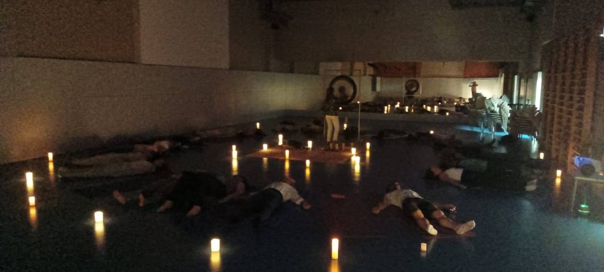 Gong sound bath session with candles — Práctica Vibracional
