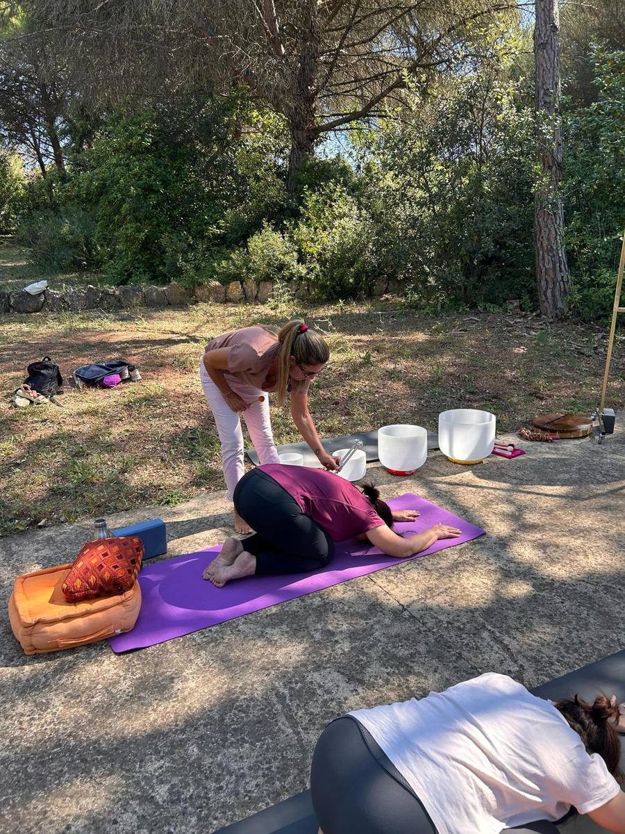 Montse providing individual accompaniment during outdoor session