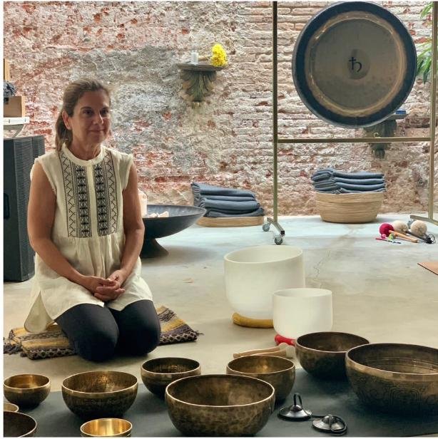 Montse with singing bowls and practice space