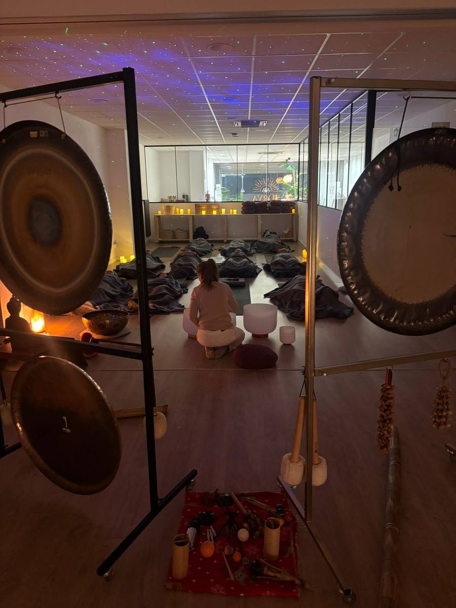 Group session among gongs with soft lighting