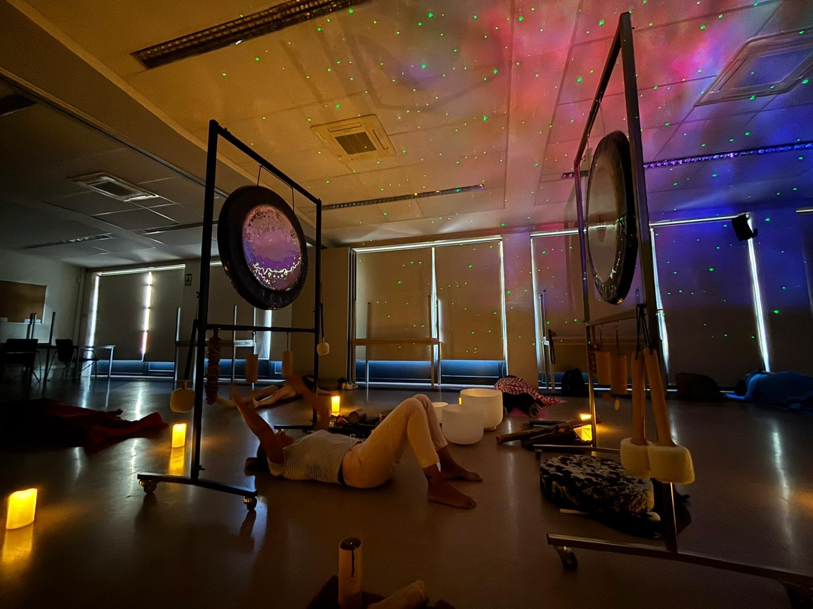 Sessió nocturna amb gongs i il·luminació