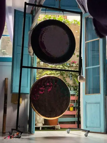 Gongs junto a ventana con luz natural