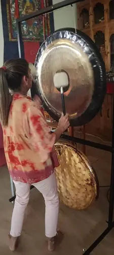 Montse con gong e instrumentos en sala