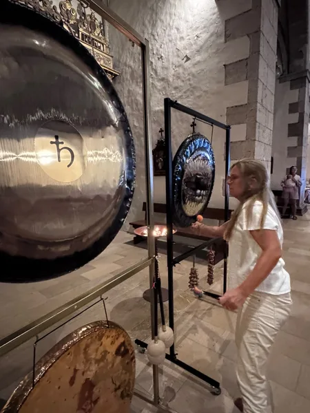 Montse junto a un gong planetario en una iglesia histórica