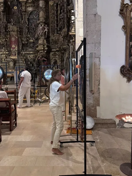Montse tocando un gong en una iglesia barroca