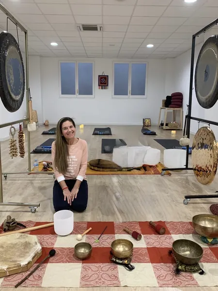Montse en la sala con dos gongs y cuencos