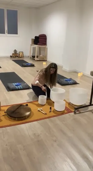 Montse tocando cuencos de cuarzo en una sesión