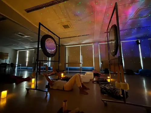Sesión nocturna con gongs e iluminación