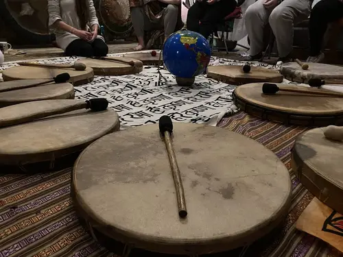 Círculo de tambores chamánicos en taller grupal